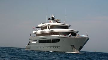 Yacht von vorne