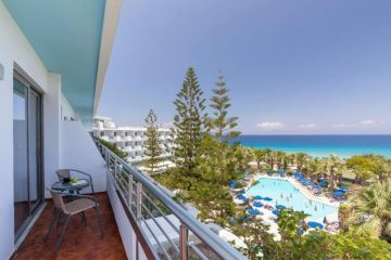 Blick vom Balkon auf Pool und Spot