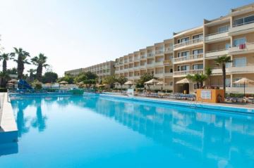 Blick vom Pool zum Hotel
