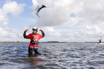 100 Feet Kite Center