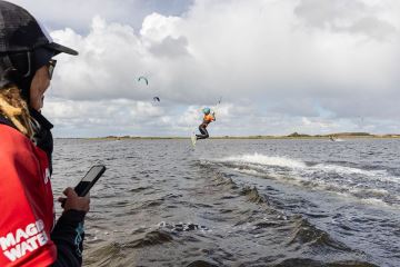 100 Feet Kite Center