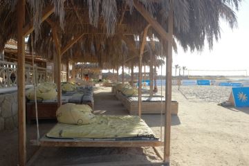 Sonnenbetten im Schatten