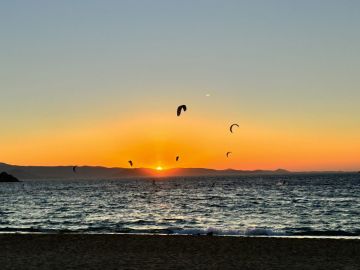 Kiten bei Sonnenuntergang