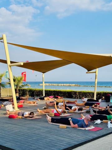 Yoga mit Blick Strand