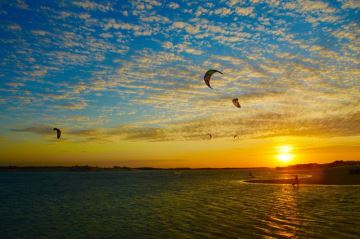 Sonnenuntergang an der Flußmündung