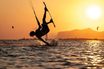 Kite Action bei Sonnenuntergang