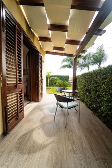 Terrasse vor einem Zimmer