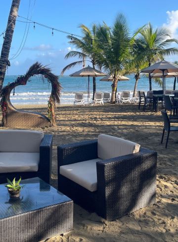 Der Strand bei der Villa Taina