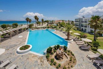 Hotelübersicht mit Pool
