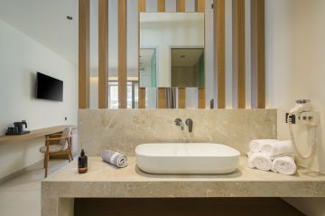 Adults Only Superiorzimmer offene Waschbeckenanordnung